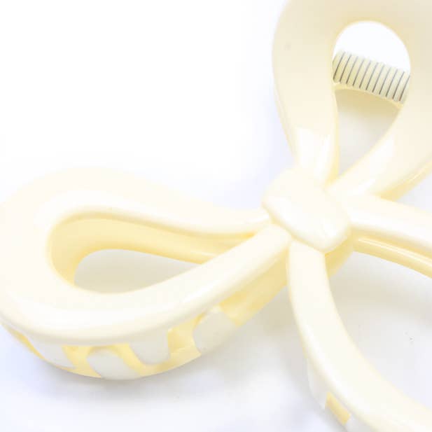Recycled plastic bow shaped clamp 11cm
